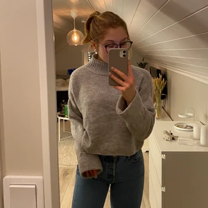 Stickad tröja - Fin och skön stickad tröja med polokrage och lite vidare ärmar från gina tricot. Storlek xs 🤍 70kr + frakt