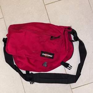 eastpak väska  - Säljer denna eastpak väska!! Det är den perfekta skolväskan hade den när jag gick i gymnasiet och fick plats med allt!! Dator böcker osv! Använd men absolut i bra skick! Med såååp många fack ❤️