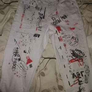 Straight leged jeans - Jag säljer dessa fina straight leged byxor då dom är för små för mig. De har inga tecken på tidigare användning och har bara använts av mig 1 gång. Dom är midwaisted skulle jag säga och passar folk mellan xs och S. Nypris:500 säljer nu för 200.