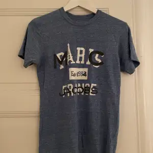 Säljer denna blå T-shirt från Marc Jacobs. 