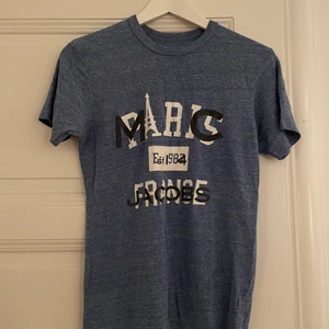 Marc Jacobs T-shirt  - Säljer denna blå T-shirt från Marc Jacobs. 