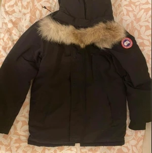 Canada goose jacka  - Säljer den här jackan, använder inte den mer                                    Skick 9/10