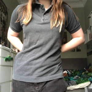 Grå pikétröja  - Jättefin grå pikétröja från benetton. Storlek S men passar även mig som har M! Köparen står för frakten men möter annars upp på söder eller tc :) 🌟