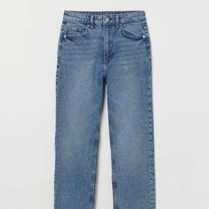 Vintage high straightjeans i mörkblå tvätt (sista bilden är samma jeans fast annan färg) från H&M och i jättebra skick!