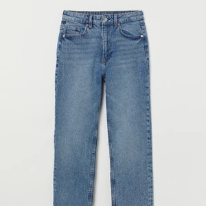 Mörkblå jeans - Vintage high straightjeans i mörkblå tvätt (sista bilden är samma jeans fast annan färg) från H&M och i jättebra skick!