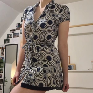 90-tal miniklänning/tunika - Snygg miniklänning från 90-talet köpt second hand 🥰🌟 Har själv använt den som tunika. Fint mönster, krage, midjeskärp, pärlor på tyget som ni ser i tredje bilden ❤ Jättesöt 🥰