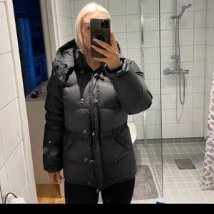 Boomerang jacka  - En boomerang jacka i storlek xs men för er som vet så är dom stora i storlek och passar därför S också. Den är i bra skick och inga fläckar eller så. Även pälsen medföljer om man vill 🥰👍