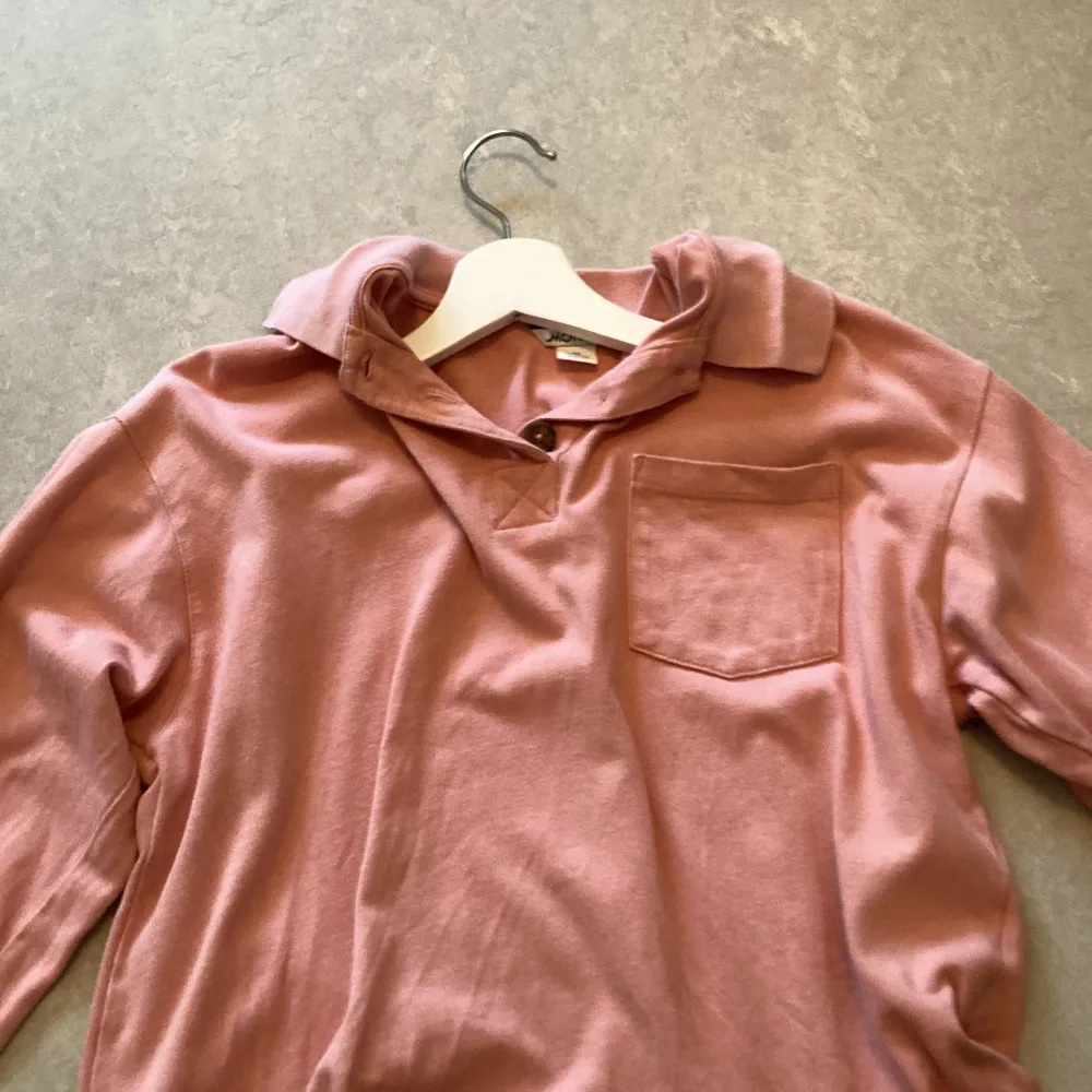 Smutsrosa tröja från Monki, använd endast några gånger. Köptes i början av 2020. Tröjor & Koftor.