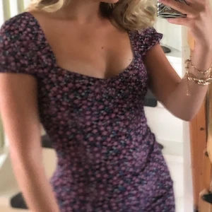 Klänning - En jättefin lila, blommig klänning 💜 Den går ner över knäna. Skriv för fler bilder! 