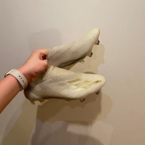 Adidas X Ghosted strl. 40 2/3 - HELT OANVÄNDA, beställde dem mitt i natten i förliten storlek🤦🏼‍♀️ Köpte dem för 2949kr. Hör av er vid intresse!!