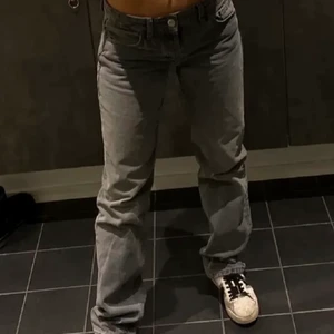 Zara jeans - Säljer mina super snygga trendiga gammla favorit jeans, sitter perfekt för de med storlekarna 34-38❤️ (buda 50kr för varje bud❤️) (skriv privat för fler bilder då de inte är mina bilder på annonsen)