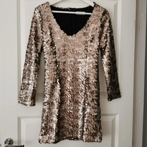 Paljettklänning Dennis Maglic  - Ny och oanvänd klänning från Dennis Maglic i storlek XS.  🤎