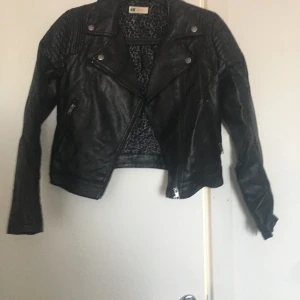 Läder jacka från HM - Säljer min jättefina läderjacka från HM pga att den inte passar längre! Passar både storlek 32/34. Bra skick använd ett fåtal gånger. Skriv för mer bilder eller övriga frågor.