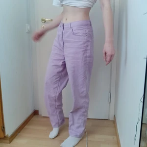 Lilac-Färgade Baggy Jeans - Byxorna är i storlek 38, vilket gör dem baggy på mig. Vanligtvis brukar jag annars ha 36 i byxor. Supersnygg lilac färg och skönt material 💜 Pris kan diskuteras 🙌