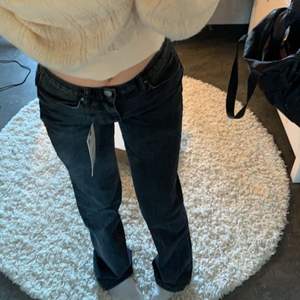 Hej säljer mina trendiga zara jeans i low rise. Dom är i storlek 34 och aldrig använda. Prislappen är kvar!! Slutsålda på hemsidan💓