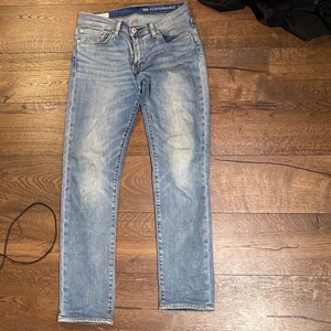 Levis 511, W31 L32 - Säljes mina gamla jeans. Dom är i ganska bra skick förutom att jag sytt bak i rumpan. Säljer dom för billigt, vid frågor skriv i DM. Priset är inte hugget i sten.
