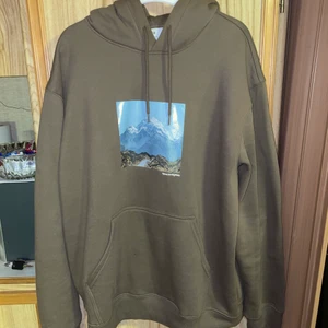 Hoodie - Säljer en hoodie med tryck för killar i storlek M. Den är köpt på H&M då jag köpte fel storlek och inte har använt den sedan dess. Det är inga fel på den och den är i nyskick! För mer bilder är det bara att skriva ✍️ 