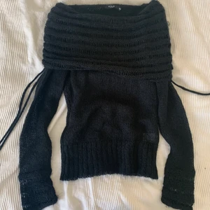 Stickad tröja - Favorit stickad tröja som ej används, hängs över axlarna eller som man själv vill, löst stickad.