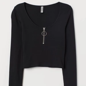 Svart ribbad croptop - Supersnygg svart croptop med funderande kedja. Materialet är ribbat! Använd fåtal gånger. Köpt från hm för 249kr. Xs men passar s. Fin urringning. Pris kan diskuteras!❤️ köparen står för frakten