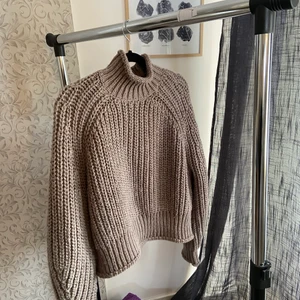 Fin stickad tröja - En fin stickad tröja från hm, endast använd fåtal gånger. Bra sick, den är i storlek S och passar mig som är 174cm. Köparen står för frakt