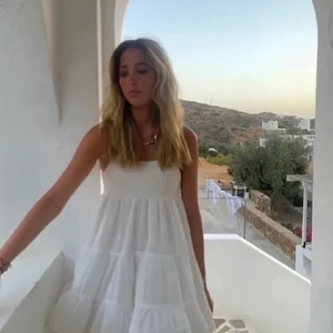 Zara klänning - Jätte vacker zara klänning i storlek S! Justerbara band! Frakten ligger på 62kr eller så möts jag i stockholm❣️går att köpa direkt för bra pris.  lånade bilder 