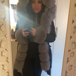 Äkta pälsjacka grå - Jackan är köpt i oktober 2021 från butikgaroff, använd denna vinter, säljer pga att jackan inte kommer till användning längre. Strl L men väldigt liten i storleken då jag oftas är en s/m i jackor. Pälsen är välvårdad och i bra skick. Priset på jackan låg på 4000