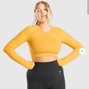Gymshark lång sleeve  - En long sleeve från Gymshark i modellen ”Vital Seamless 2.0 Long Sleeve Crop Top” och färgen ”Yellow Marl”, aldrig använt förutom när jag testade den. Köpt i februari 2021 i storlek S. Inköpspris: 399kr, säljer för 200kr + 48kr frakt 