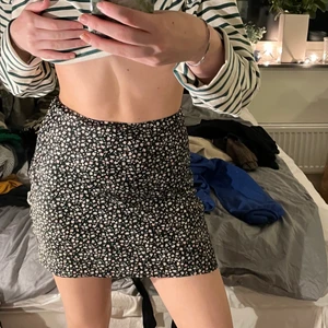 Kjol - Super gullig kjol i storlek 36, pris 80kr