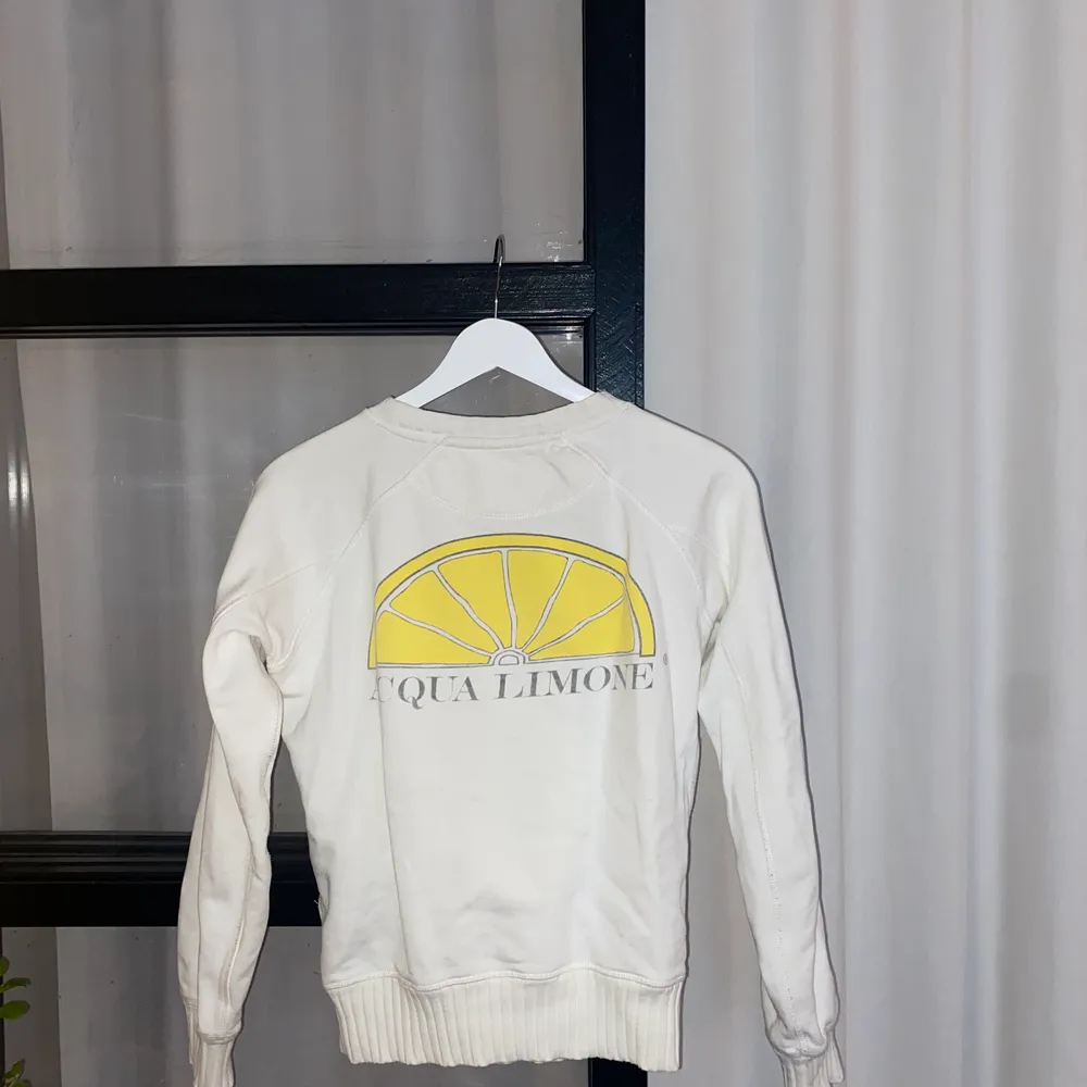 Säljer min älskade Acqua limone sweatshirt då den är liiite för kort i armarna för mig (är 175 cm lång). Köpt på plick, sparsamt använd.🌝. Hoodies.