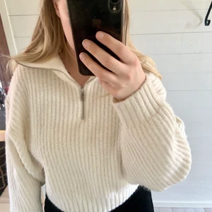 Vit Stickad tröja  - Fin stickad tröja som endast är använd ett fåtal gånger från Gina tricot. Säljer då jag inte får använding för den💗🥰Frakt tillkommer på 66 kr 