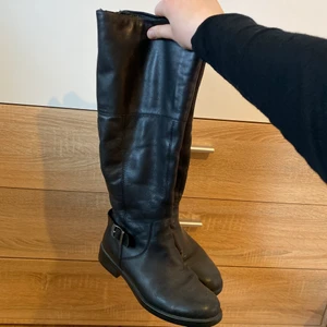 Vagabond boots / stövlar - Funderar på att sälja dessa otroligt fina vagabond boots. De är i fint skick! Strl 39 men passar mig som vanligtvis har 40. Köpta second hand, men aldrig kommit till användning av mig. 