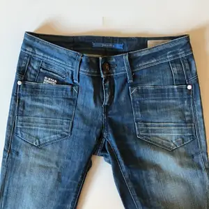 Fett snygga lowraise jeans från G-star. Mycket bra skick.    💙FRAKT TILLKOMMER💙 Längd 94cm/Innerbenslängd 75cm/Midja 82cm