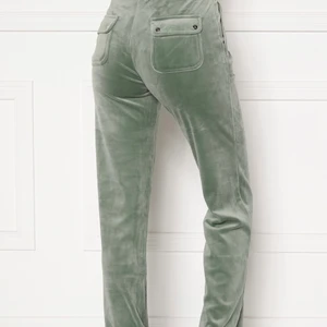 Gröna juicy byxor  - Intressekoll på mina fina juicy byxor💞 helt i nyskick och knappt andvända, de är dock lite stora för mig och därför undrar jag om någon annan är intresserad av dom💘 skulle även kunna tänka mig att byta till XS i mörkblå, mörkgrå eller annan färg 💕skriv för fler bilder 💓säljer endast vid bra bud