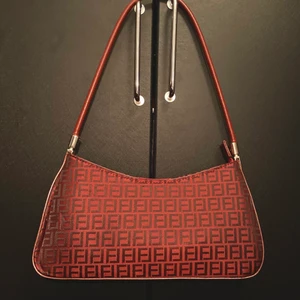 Shoulder bag  - Säljer min jättefina shoulder bag i en varm vinröd färg! 