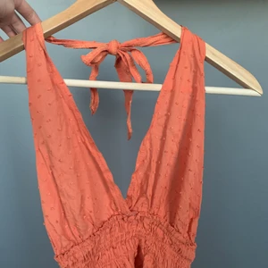 Halterneck linne - Säljer mitt så fina halternecklinne! Färgen är ”rost” eller en mörk orange! Så fin och kan användas både vanligt och krossat:)