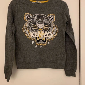 Kenzo tröja strl S - ✨ Säljer min äkta Kenzo tröja! Köpt för 2100kr. Använd 2 ggr, nästan som ny. ✨ (lånad bild) 