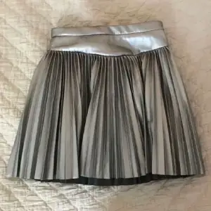 Säljer denna super snygga slutsålda zara kjol ❤️storlek 13-14 ❤️ dm för frågor!!! Lånade hilder 