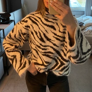 Stickad tröja - Stickad tröja i bra skick. Köparen står för frakten💕💕