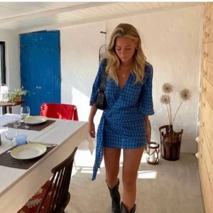 Zara klänning - Jätte snygg klänning från zara, använd 1 gång🤍De första två bilder är lånad, sista är min💓💓 Inga defekter såklart💓KÖP DIREKT 600kr