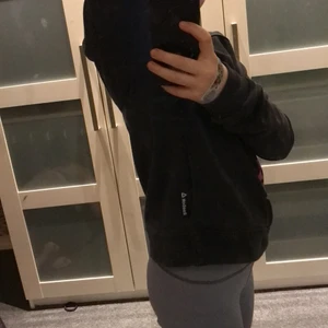 En start huddie  - Jag har en svart huddie till salu för 30 kr den är ganska gammal och sliten men den har infant hål 