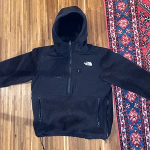 The North Face anorak fleece - Säljer min anorak fleece som jag köpte i Stockholm. Den är använd en vår och är i strlk S. 