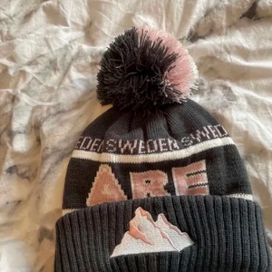 Åre mössa - Säljer min rosa åre mössa som är köpt i år, väldigt bra skick och nästan aldrig använd. Säljer då jag behöver pengar💕Buda gärna💕