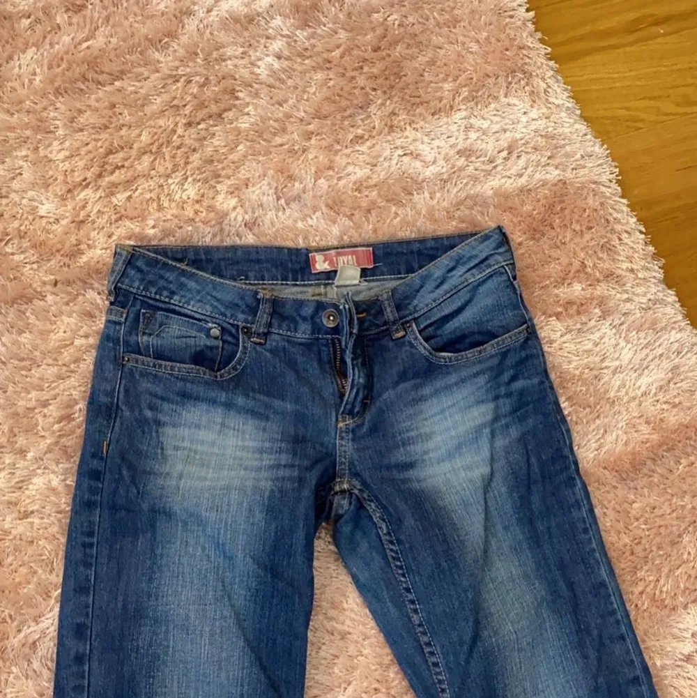 köpta secondhand ganska små på mig skulle säga en 34a ish, . Jeans & Byxor.