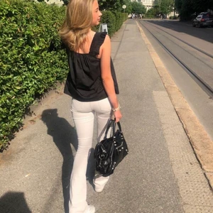 Krämvita bootcut jeans - Så snygga flared/bootcut jeans från Zalando, perfekta till sommaren! Jeansen är i storlek M men är små i storlek, så jag skulle mer säga att de passar en S/XS. De har 34 i längd. Jeansen är knappt använda och är i nyskick. Skriv privat om du har några funderingar eller vill ha fler bilder (: Första bilden är lånad!