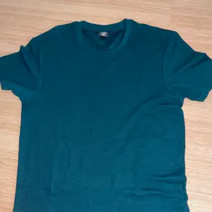 Det är en mörk grön tröja som aldrig har använts, den är ganska strechig tröja och den är mörk grön ser lite blå aktig ut på bilderna men den är mörk grön.  