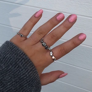 Ringar✨ - Se sista bilden för priser💖💖 Vill man göra en egen design löser vi de, så kontakta mig! Är man intresserad av matchande armband kika in min profil🤩 Ringarna är väldigt bekväma att ha på sig!  ||Obs, rekommenderar att ta av ringarna vid användning av handsprit eller när man tvättar händerna. Kan inte garantera att berlockerna håller sig rostfria, så ha överseende till priset på ringarna!💖💖||