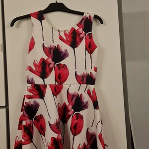 Klänning  - Fin kläning, passar till fest/skolavslutning och liknande. Förlusten för mig nu.