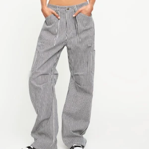 Randiga byxor  - Supercoola helt nya byxor från lioness som tyvärr inte passade mig:(. Endast provade. Storlek XS. Köpta för 900kr