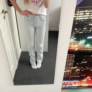 Slit jeans - Ljusblå raka jeans med en slits längst ned. Mid waist. Sitter ganska tight så passar en 32 eller 34. Perfekt längd på mig som är 168. Har inte använts jättemycket. 