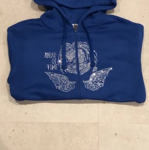 Rhinestone Tröja Ahead Of Time  - Finns inne i Blåa Röd o Svart. Strl: SMALL MEDIUM LARGE